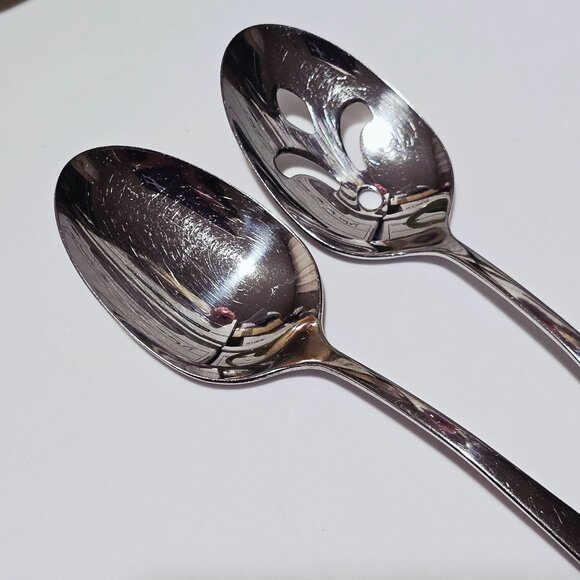 2 Oneida Distinction Serving Spoons 8" pierced stainless glossy 2000s vtg minima - Picture 7 of 9